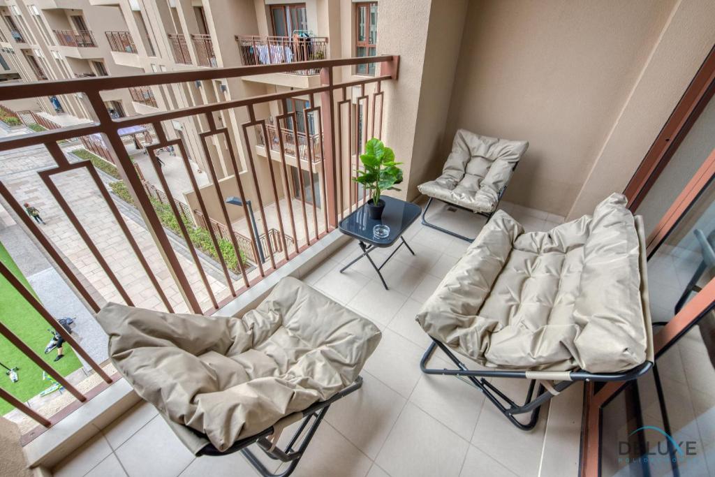 Posezení v ubytování Exquisite 2BR at Zahra Breeze Dubailand by Deluxe Holiday Homes