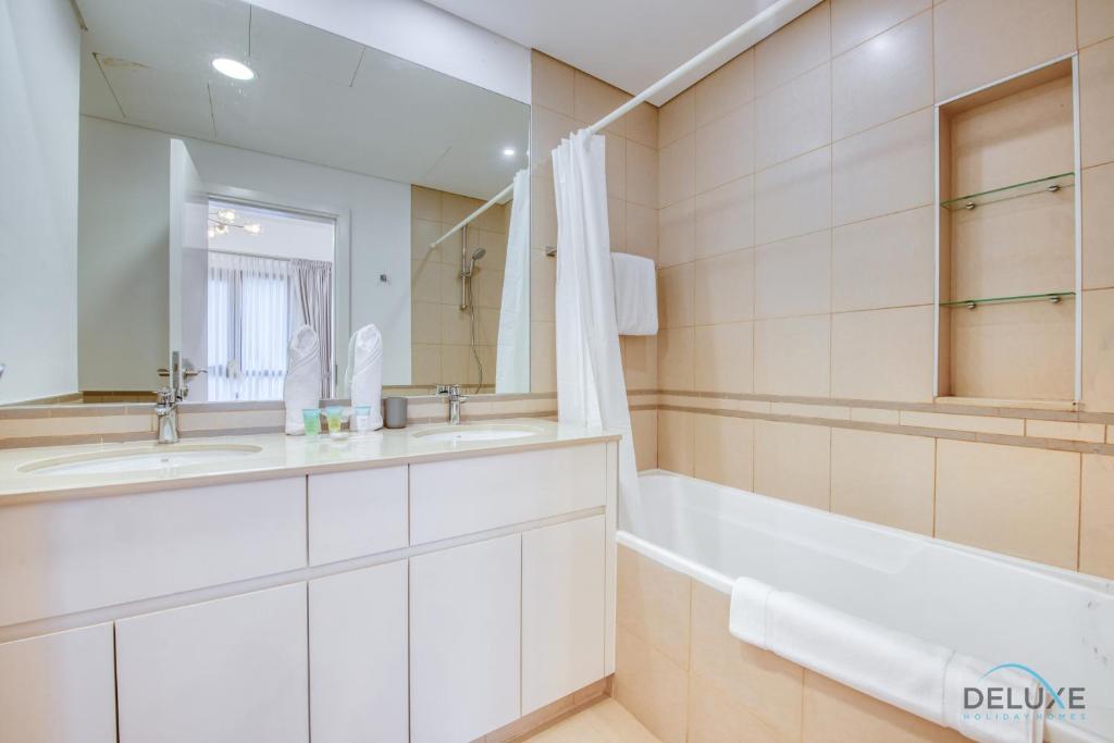 Koupelna v ubytování Exquisite 2BR at Zahra Breeze Dubailand by Deluxe Holiday Homes