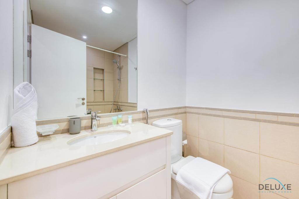 Koupelna v ubytování Exquisite 2BR at Zahra Breeze Dubailand by Deluxe Holiday Homes
