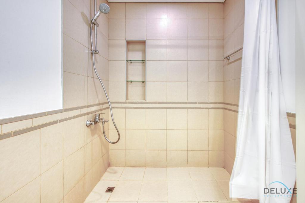 Koupelna v ubytování Exquisite 2BR at Zahra Breeze Dubailand by Deluxe Holiday Homes