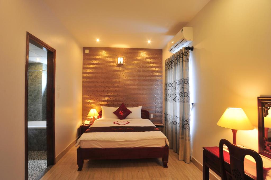Postel nebo postele na pokoji v ubytování Hong Thien Ruby Hotel