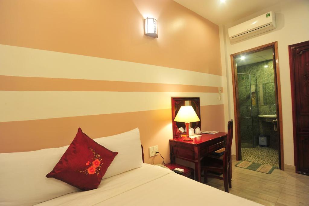 Postel nebo postele na pokoji v ubytování Hong Thien Ruby Hotel