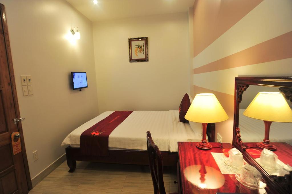 Postel nebo postele na pokoji v ubytování Hong Thien Ruby Hotel