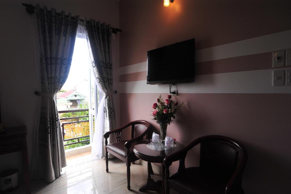 TV a/nebo společenská místnost v ubytování Hong Thien Ruby Hotel