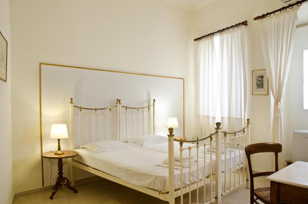Łóżko lub łóżka w pokoju w obiekcie Hotel Omiros