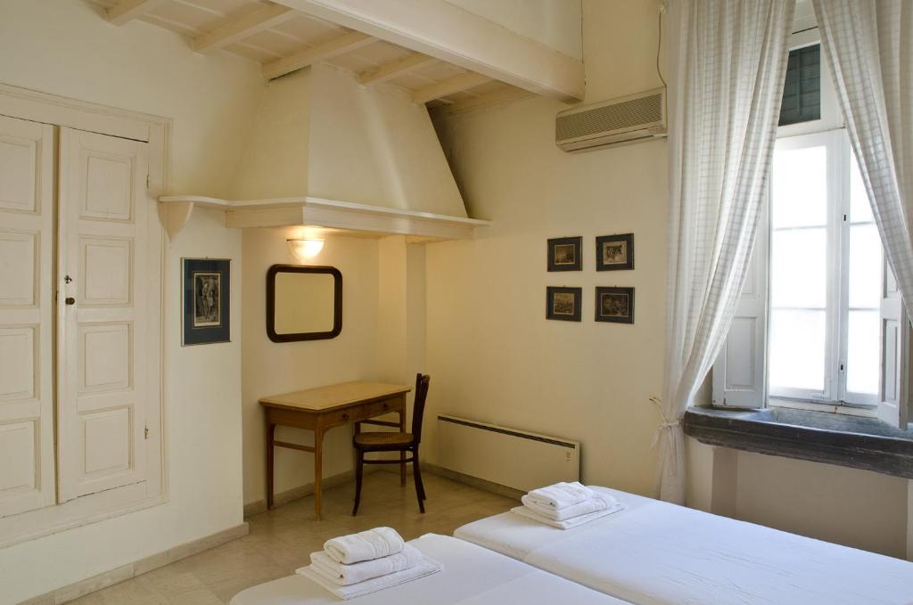 Łóżko lub łóżka w pokoju w obiekcie Hotel Omiros