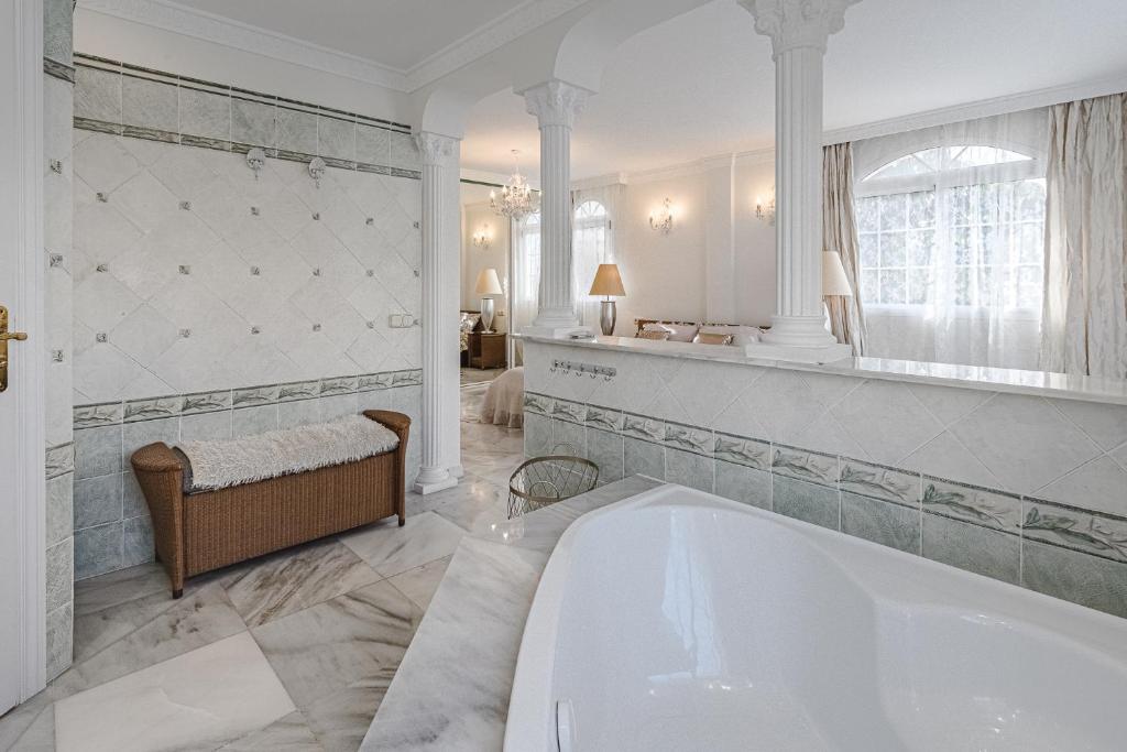 Postel nebo postele na pokoji v ubytování Luxury villa El Duque