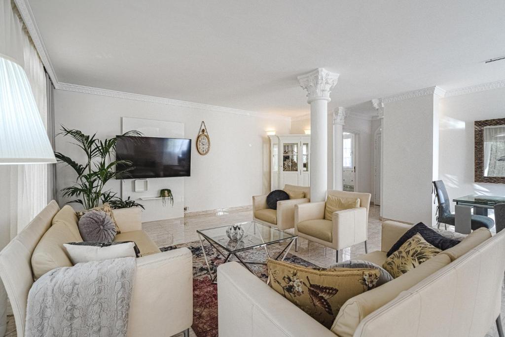 Posezení v ubytování Luxury villa El Duque