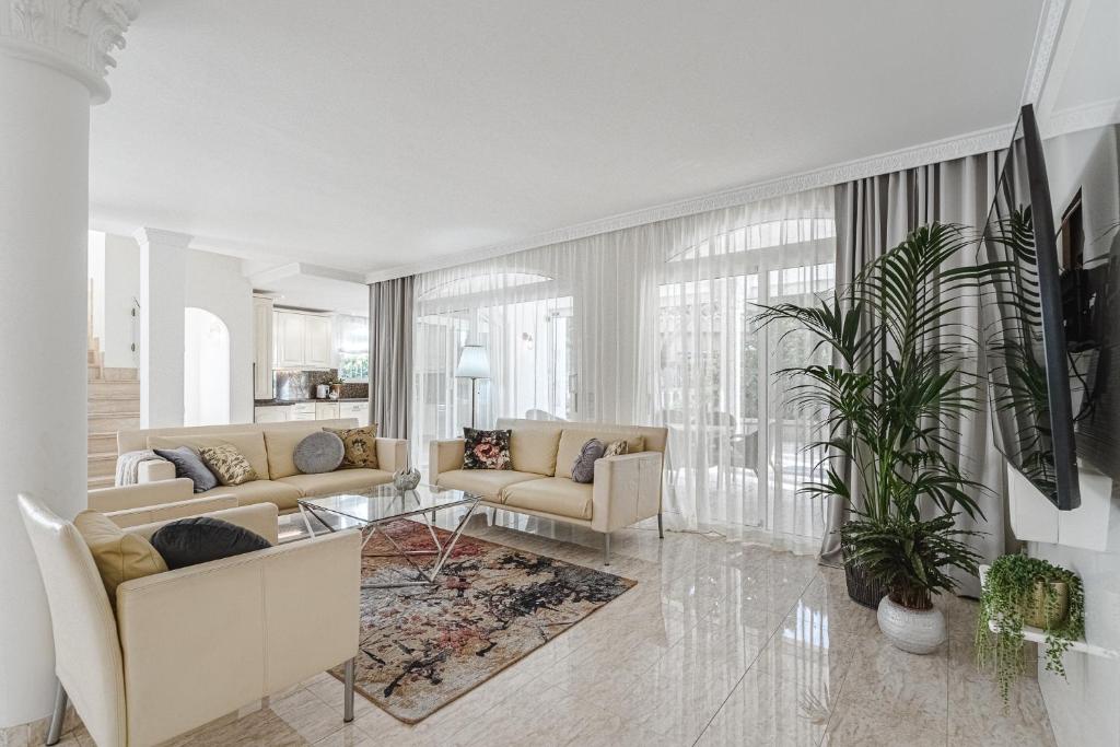 Posezení v ubytování Luxury villa El Duque