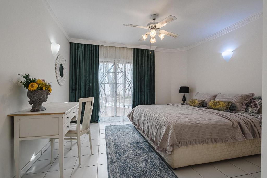 Postel nebo postele na pokoji v ubytování Luxury villa El Duque