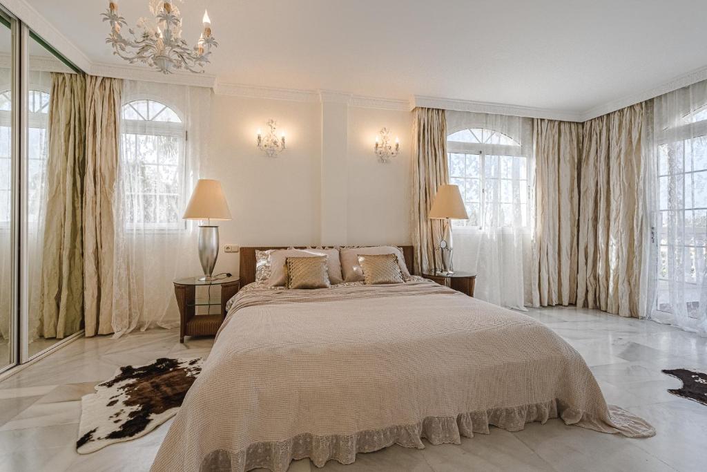 Postel nebo postele na pokoji v ubytování Luxury villa El Duque