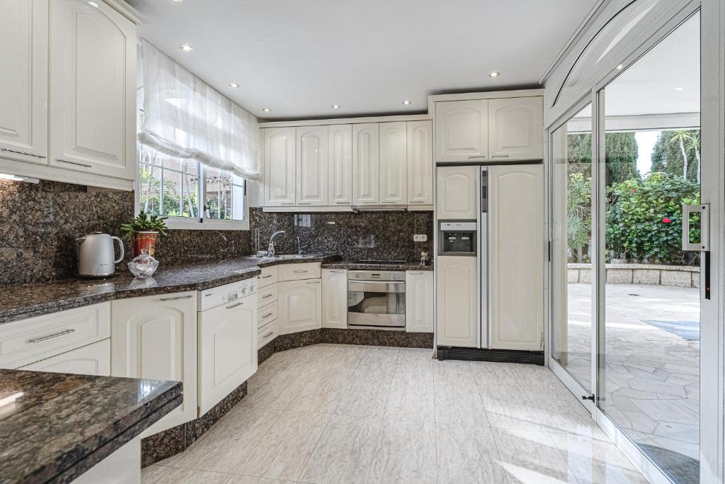 Kuchyň nebo kuchyňský kout v ubytování Luxury villa El Duque