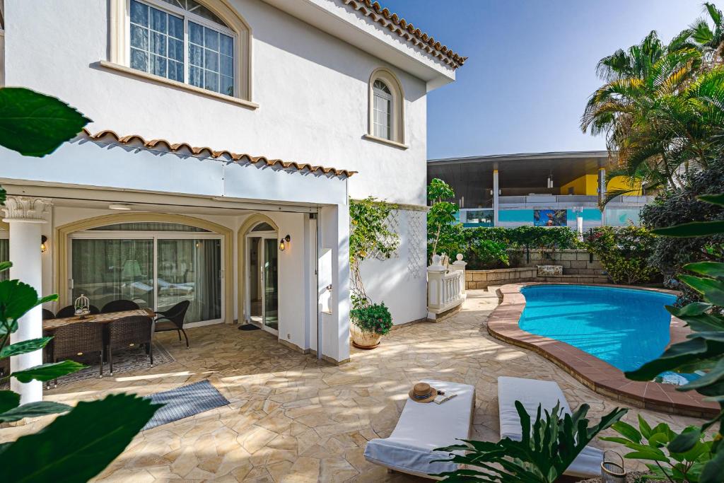 Bazén v ubytování Luxury villa El Duque nebo v jeho okolí