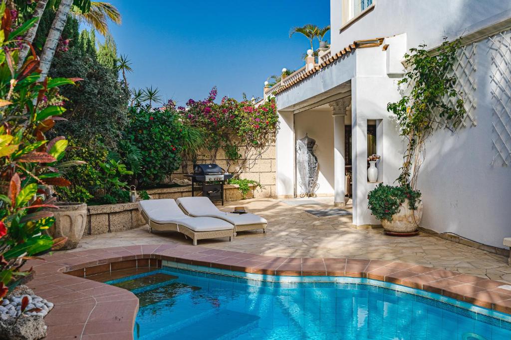 Bazén v ubytování Luxury villa El Duque nebo v jeho okolí