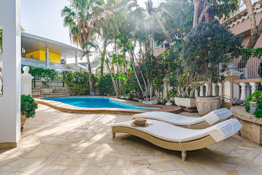 Bazén v ubytování Luxury villa El Duque nebo v jeho okolí