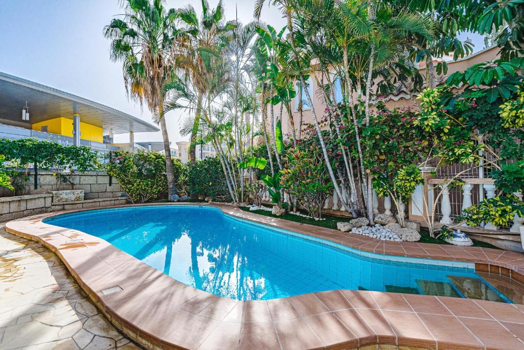 Bazén v ubytování Luxury villa El Duque nebo v jeho okolí
