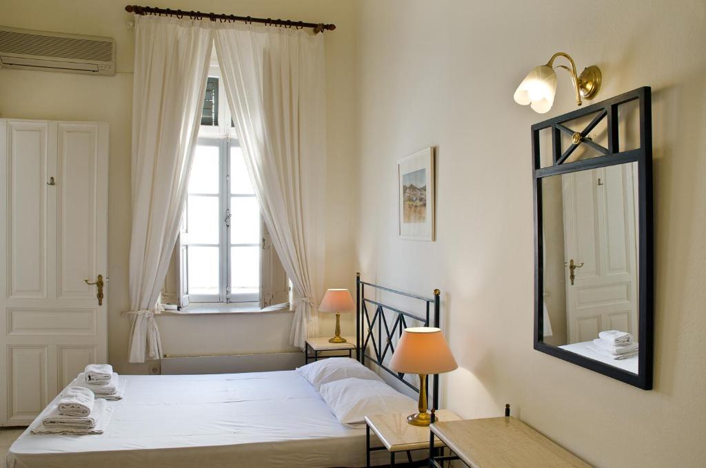 Łóżko lub łóżka w pokoju w obiekcie Hotel Omiros