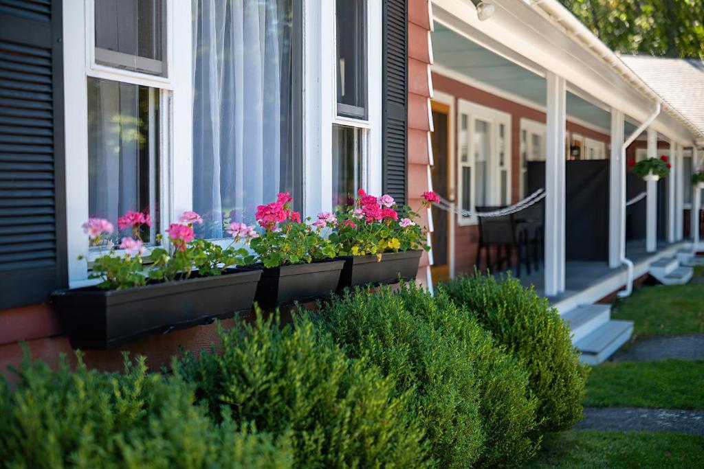 a house with flower boxes on the front porch at Highbrook Motel in Bar Harbor