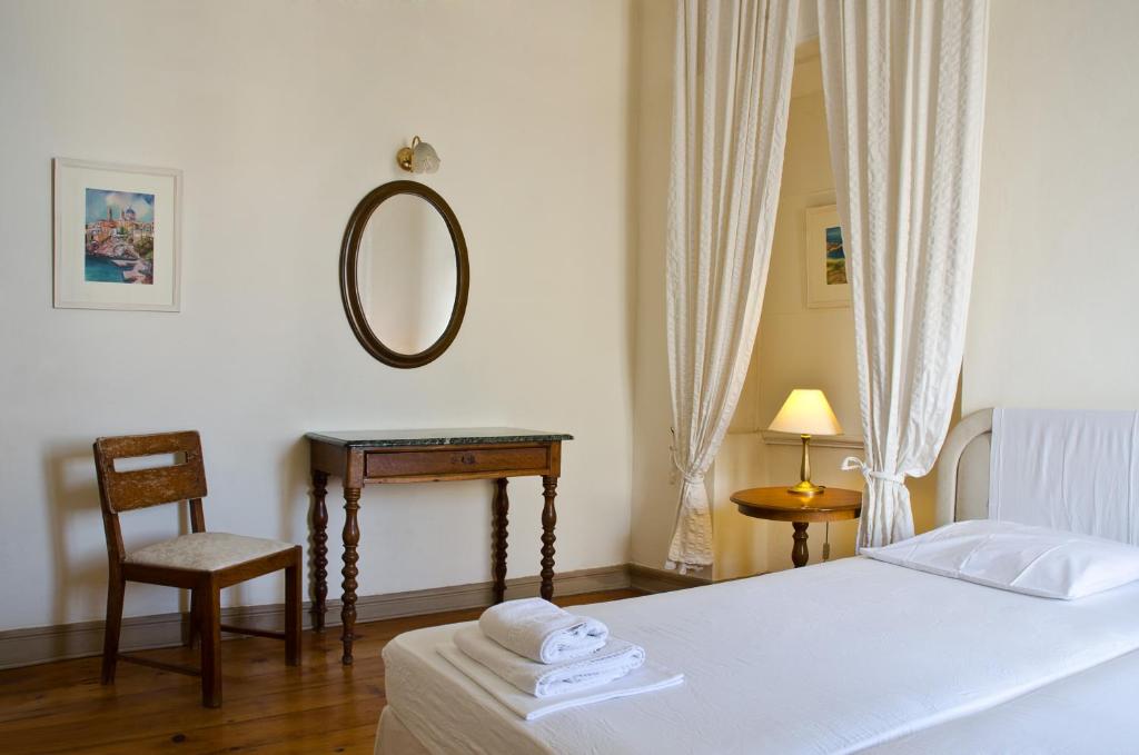 Łóżko lub łóżka w pokoju w obiekcie Hotel Omiros