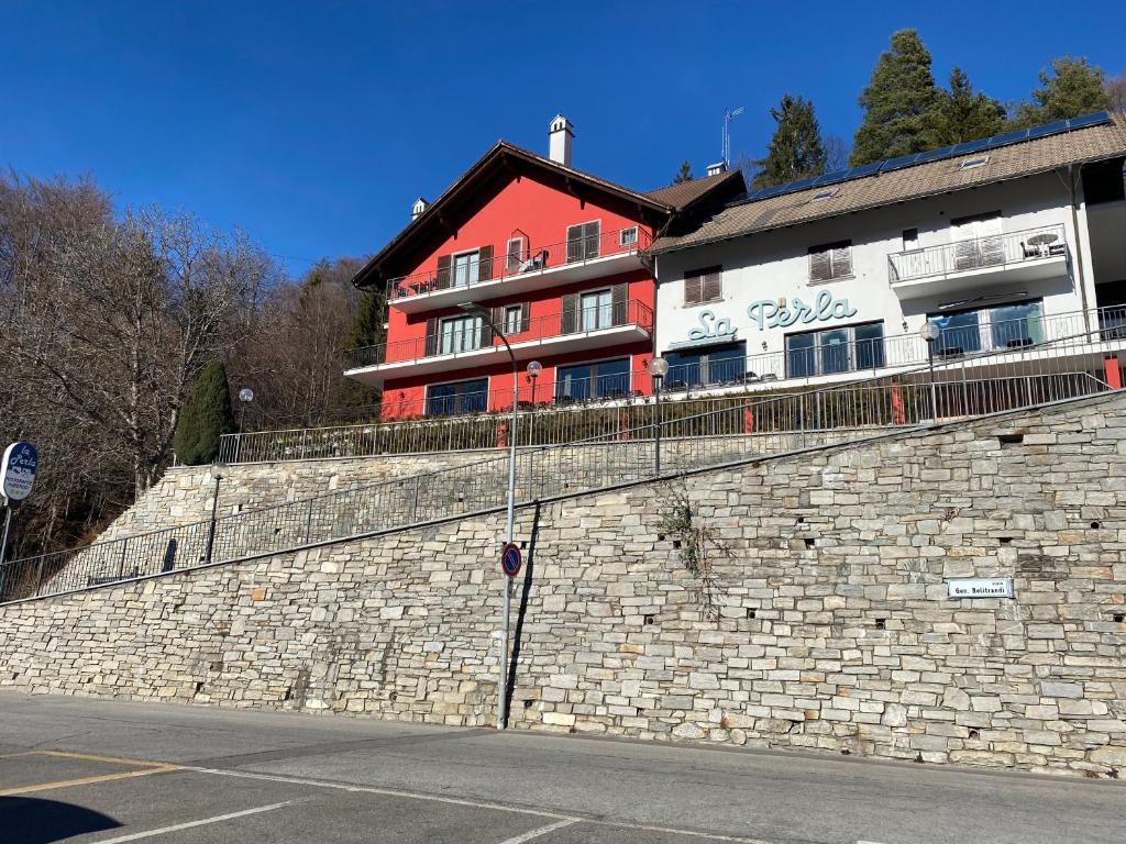 un edificio en la parte superior de una pared de ladrillo en Albergo La Perla, en Craveggia