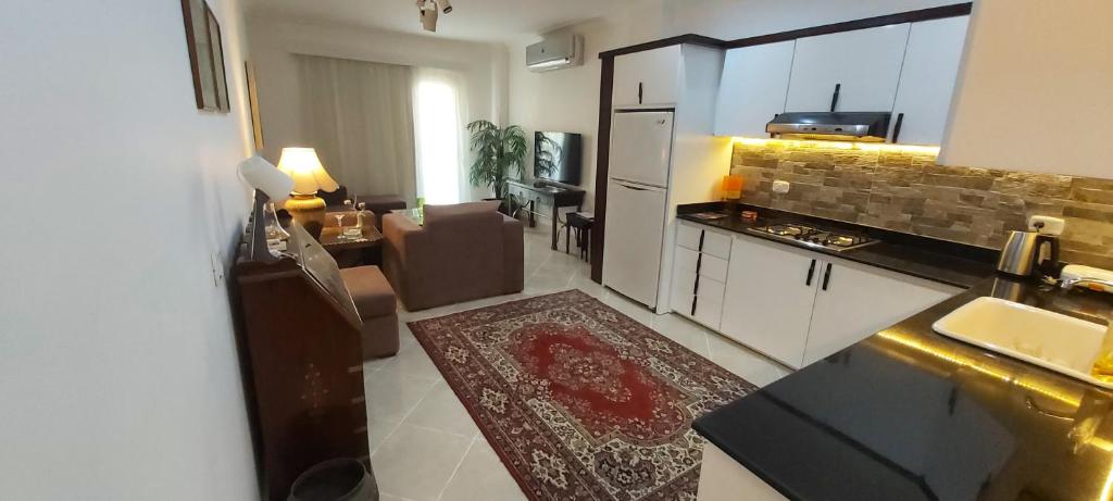 a kitchen and living room with a kitchen and a living room at Chez Sam in Sharm El Sheikh