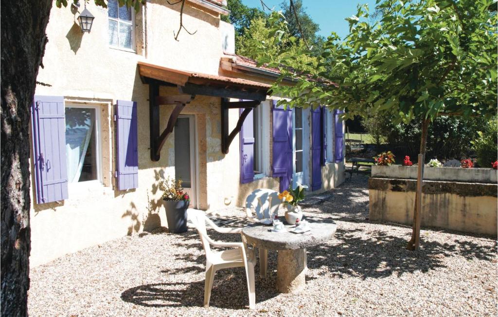 un patio con mesa y sillas frente a una casa en Gorgeous Home In Lavardac With Kitchen, en Lavardac