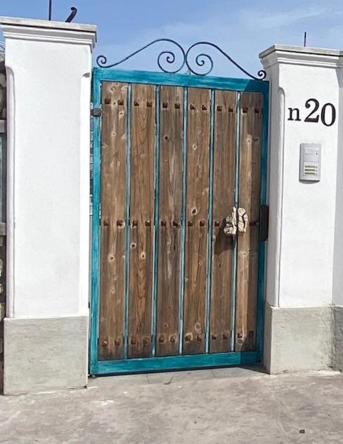 drewniana brama przed domem w obiekcie Numero20 B&B w mieście Anacapri