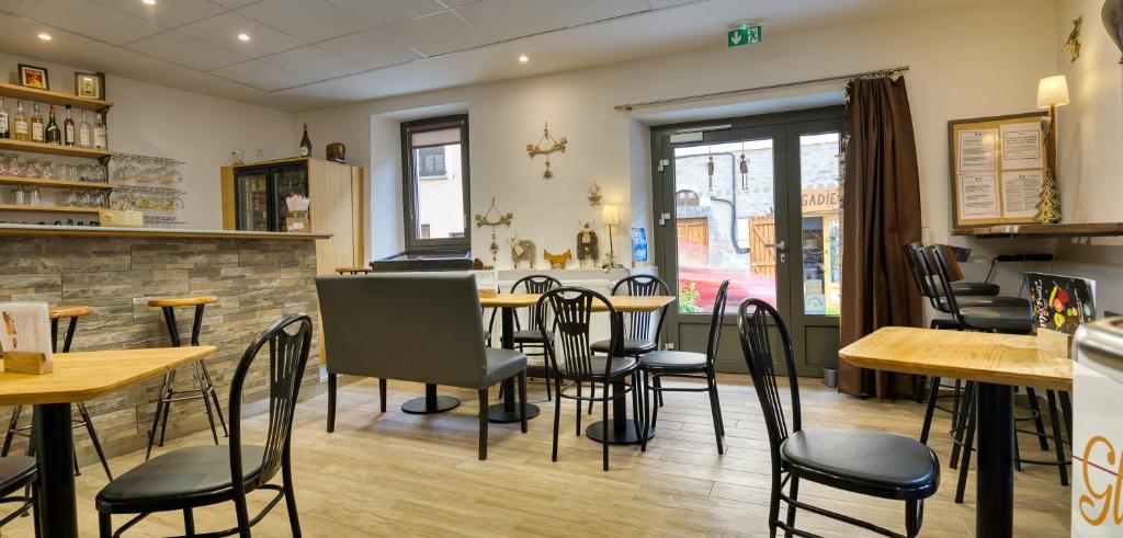 a dining room with tables and chairs in a restaurant at Hotel Pascal in Allos