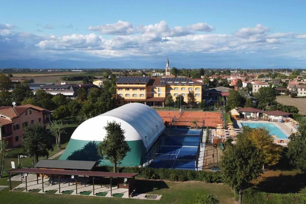 Bazén v ubytování Ancora Sport Resort Hotel nebo v jeho okolí