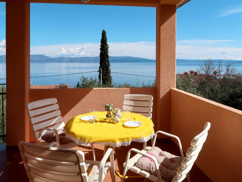 een gele tafel en stoelen op een balkon met uitzicht bij Apartment Elsa - LBN108 by Interhome in Ravni