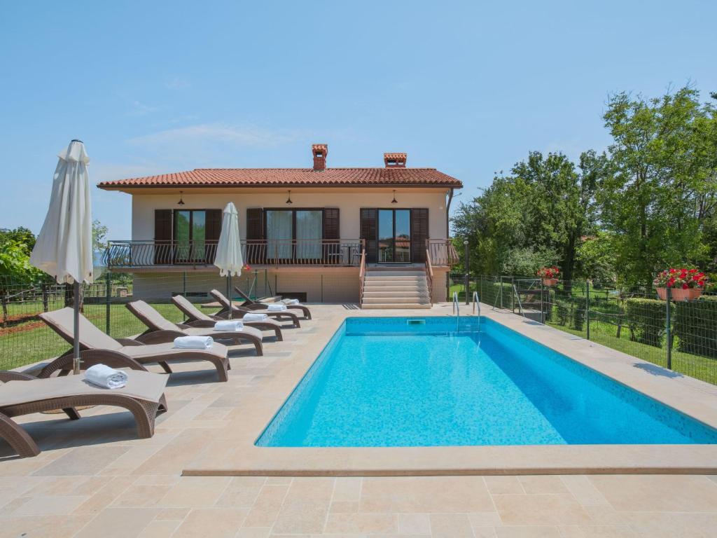una piscina con tumbonas y una casa en Holiday Home Ana by Interhome en Nedeščina