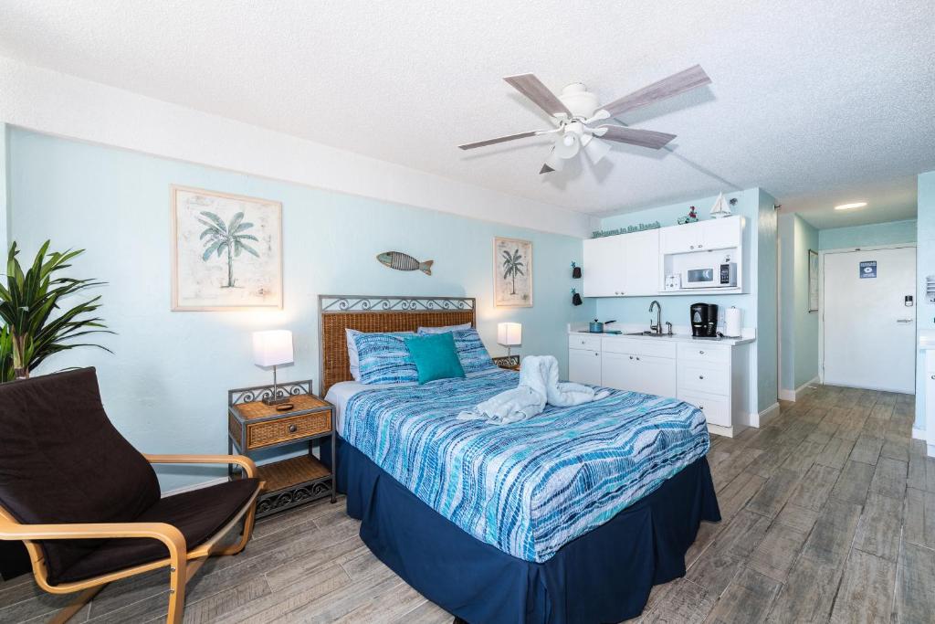een slaapkamer met een bed en een plafondventilator bij I Need A Vacay Now! Remodeled Studio in Daytona Beach