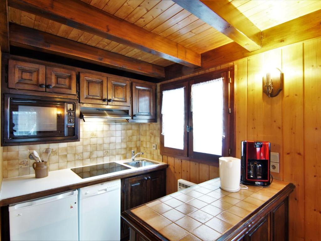 Kuchyň nebo kuchyňský kout v ubytování Chalet Pierre Blanche by Interhome