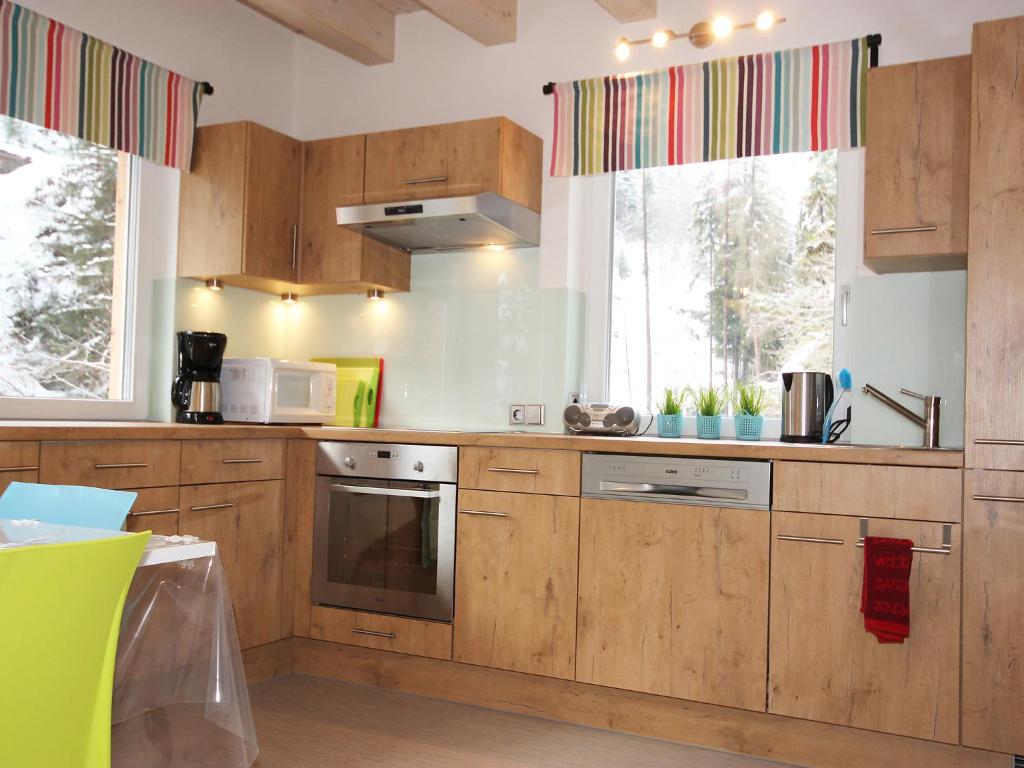 Kuchyňa alebo kuchynka v ubytovaní Chalet am Arlberg by Interhome