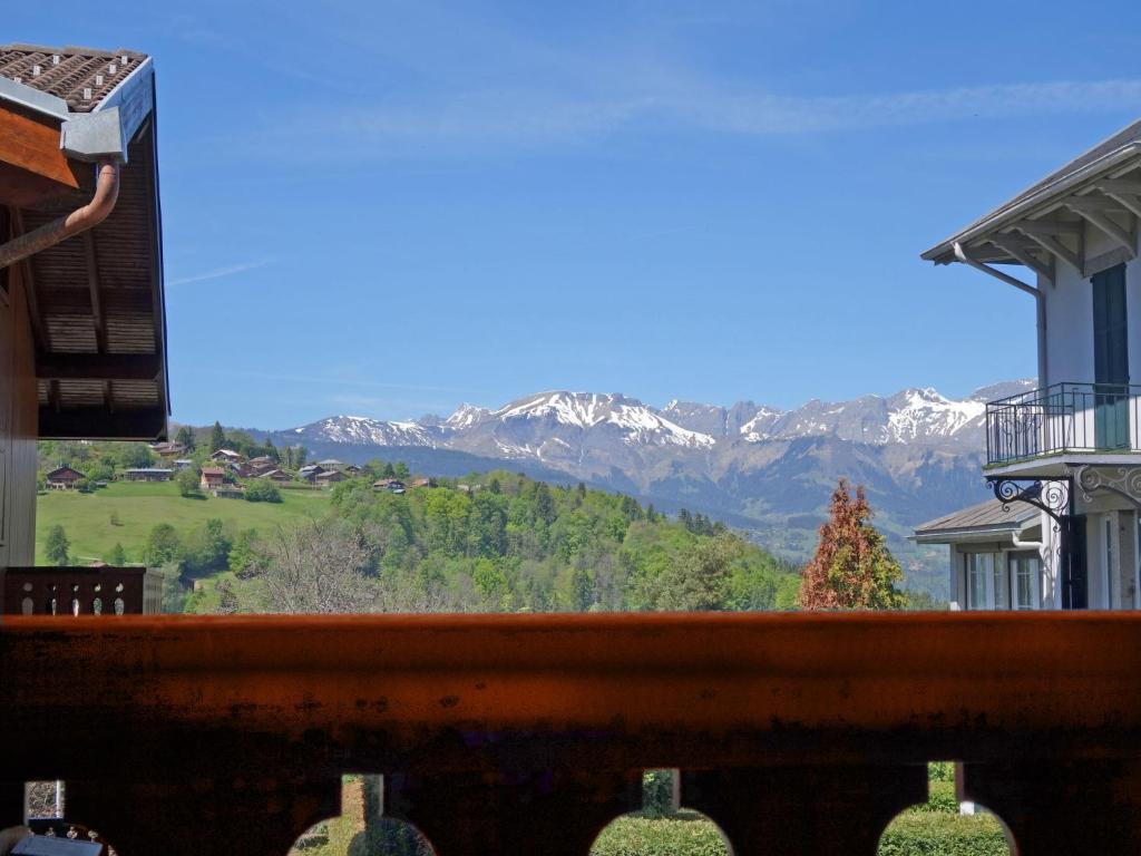 サン・ジェルヴェ・レ・バンにあるApartment Isabella by Interhomeのワインボトル付きの窓から山々の景色を望めます。