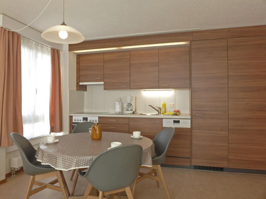 ヴェンゲンにあるApartment Residence by Interhomeのキッチン、ダイニングルーム(テーブル、椅子付)