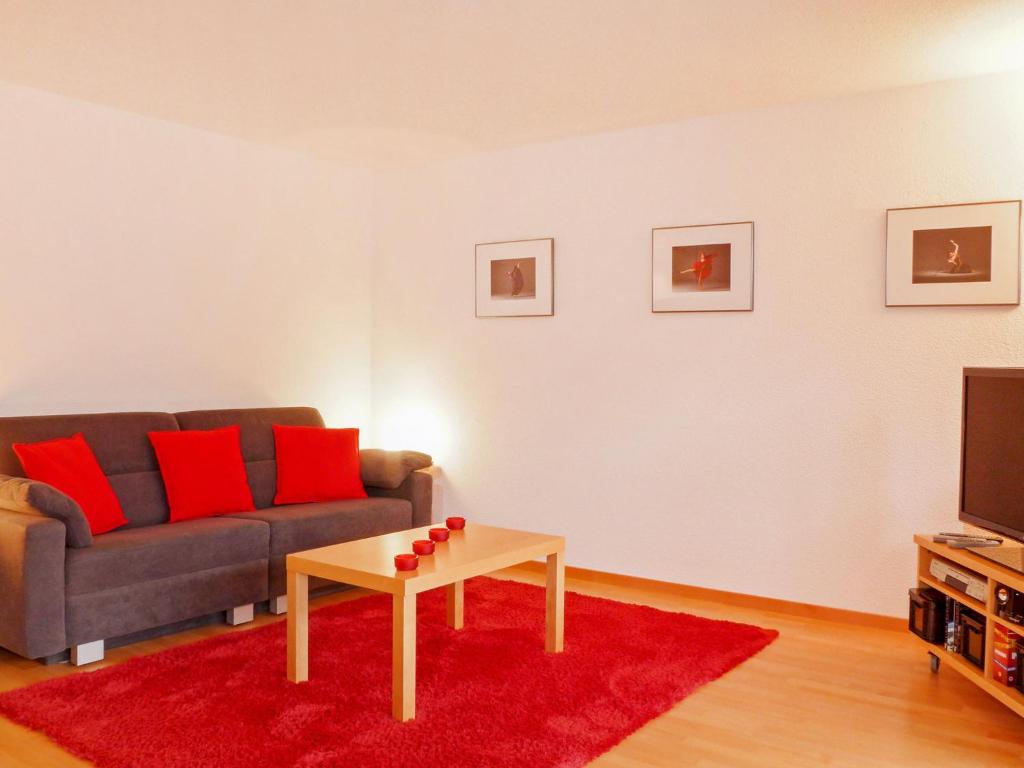 een woonkamer met een bank en een tafel bij Studio Krokus by Interhome in Wengen