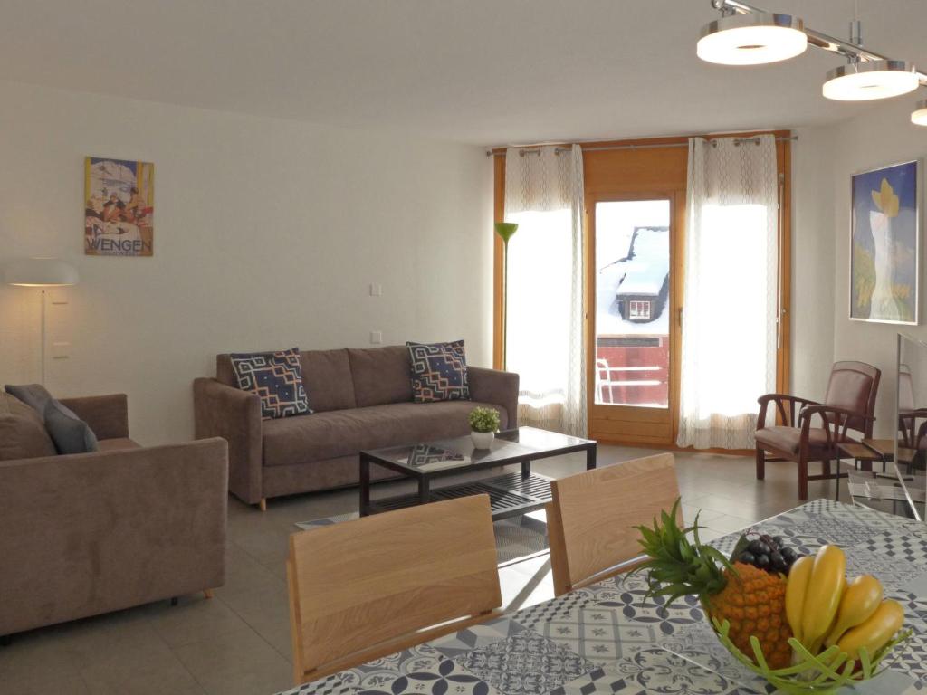 sala de estar con sofá y mesa en Apartment Eiger Residence Apt-H by Interhome en Wengen