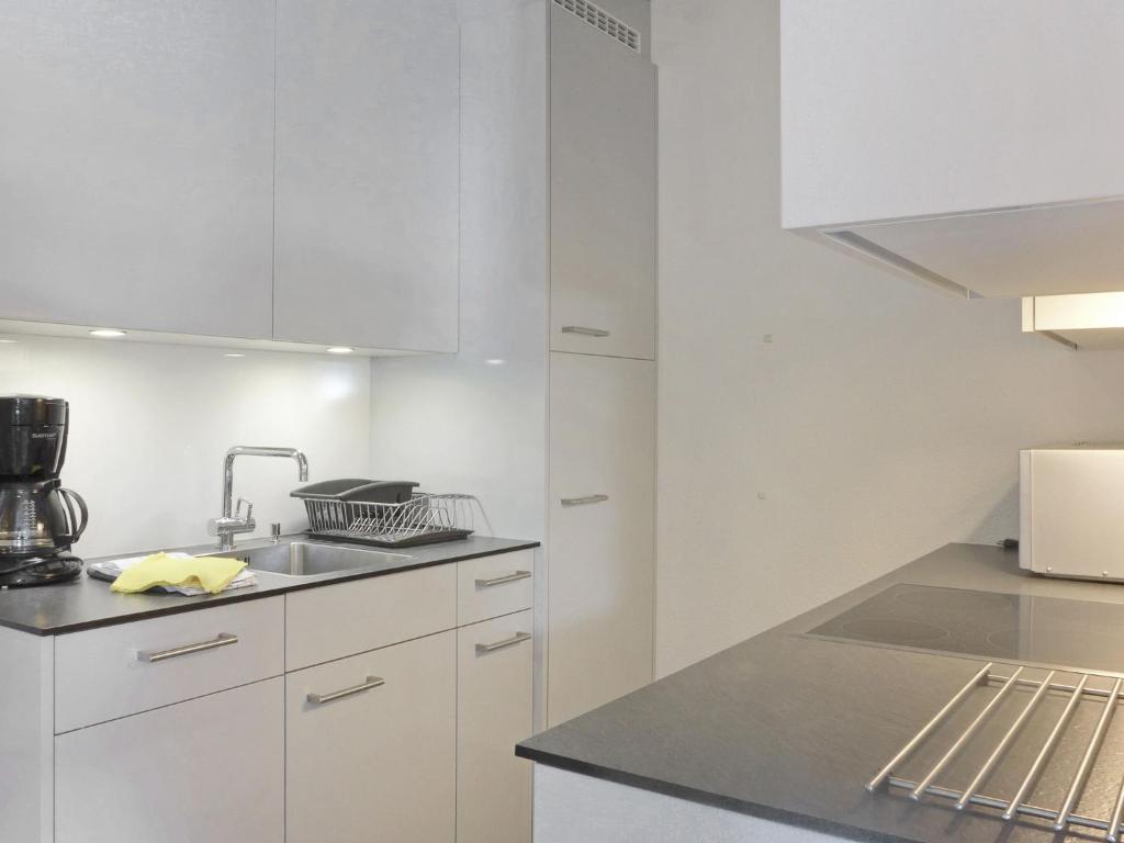 Kuchyň nebo kuchyňský kout v ubytování Apartment Eiger Residence Apt-H by Interhome