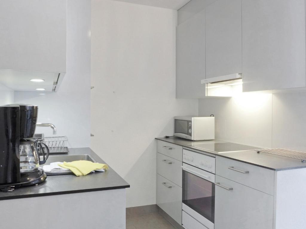 Kuchyň nebo kuchyňský kout v ubytování Apartment Eiger Residence Apt-H by Interhome