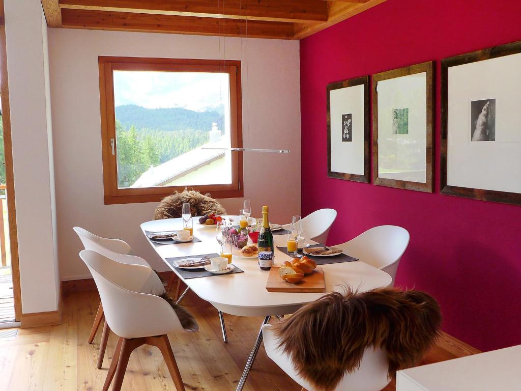 uma sala de jantar com uma mesa e cadeiras e uma janela em Apartment Chesa Vadret 12 by Interhome em Pontresina