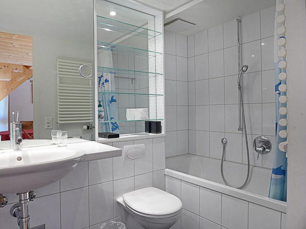 Koupelna v ubytování Apartment Schweizerheim Apt-5 by Interhome