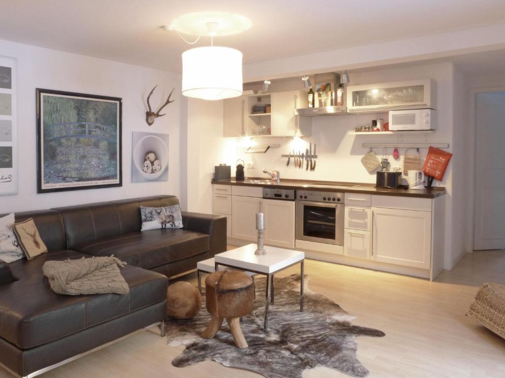 ein Wohnzimmer mit einem Sofa und einem Tisch in der Unterkunft Apartment Bristol-2 by Interhome in Wengen