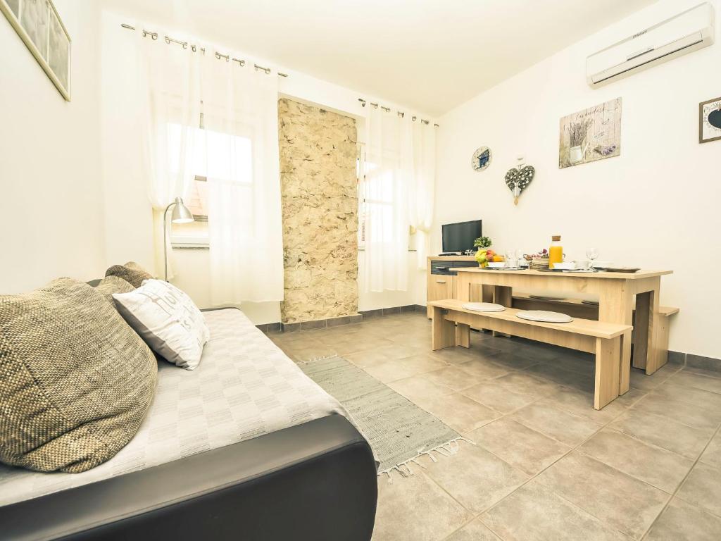 TV a/nebo společenská místnost v ubytování Apartment Snježana-1 by Interhome