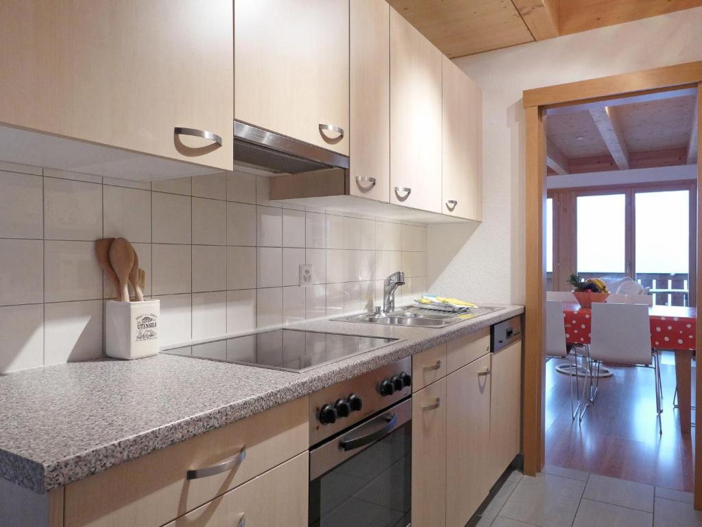 Kuchyň nebo kuchyňský kout v ubytování Apartment Racer's Retreat Apt-12 by Interhome