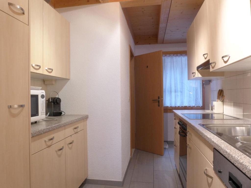 Kuchyň nebo kuchyňský kout v ubytování Apartment Racer's Retreat Apt-12 by Interhome