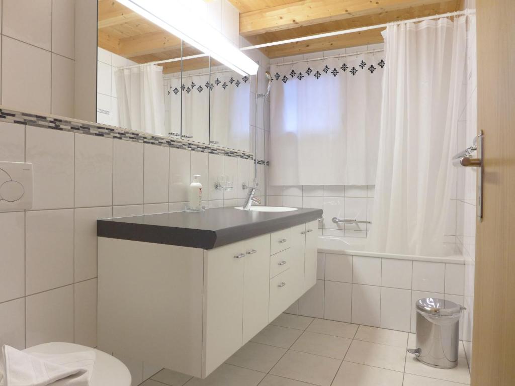 Koupelna v ubytování Apartment Racer's Retreat Apt-12 by Interhome