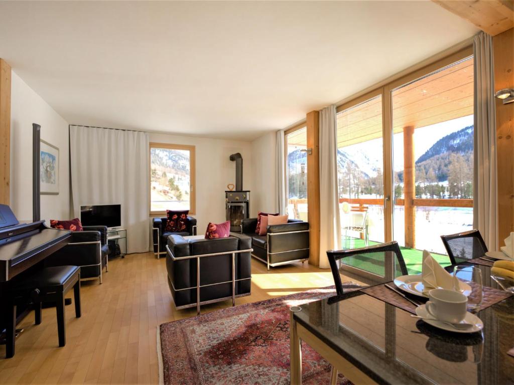 ein Wohnzimmer mit einem Sofa und einem Tisch in der Unterkunft Apartment Chesa Lej by Interhome in Pontresina