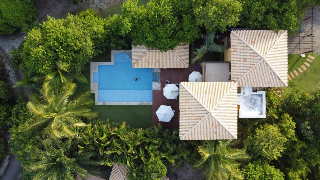uma vista superior de uma casa com piscina e árvores em Costa do Sauipe - Casa de Luxo Temporada - Bahia - Condominio Quintas de Sauipe Grande Laguna - Ate 7 Adultos na Costa do Sauípe