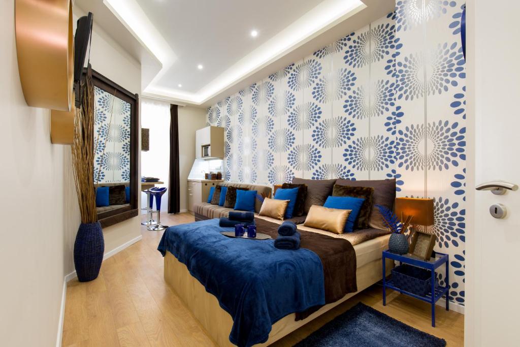 1 dormitorio con cama y papel pintado azul y blanco en Budapest Holidays Harmony, en Budapest